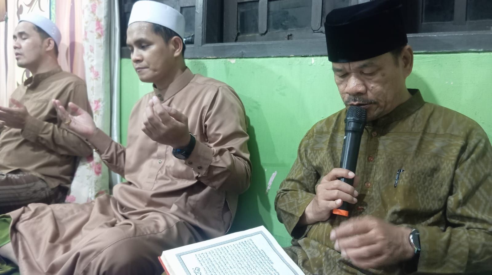 Doa bersama dipimpin pengurus sebelum azan Magrib.