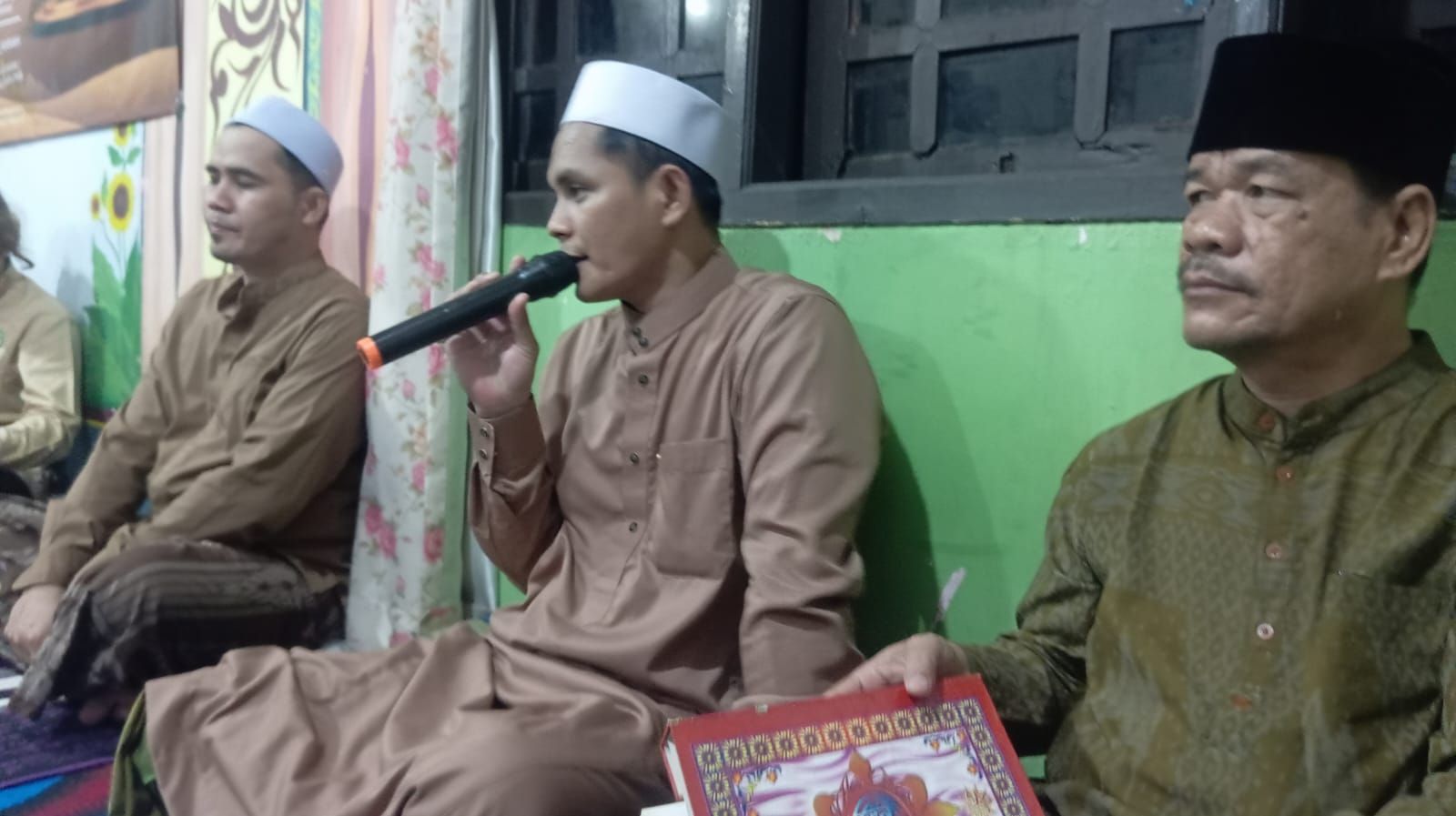 Lantunan sholawat mengisi rangkaian acara sampai waktu berbuka.