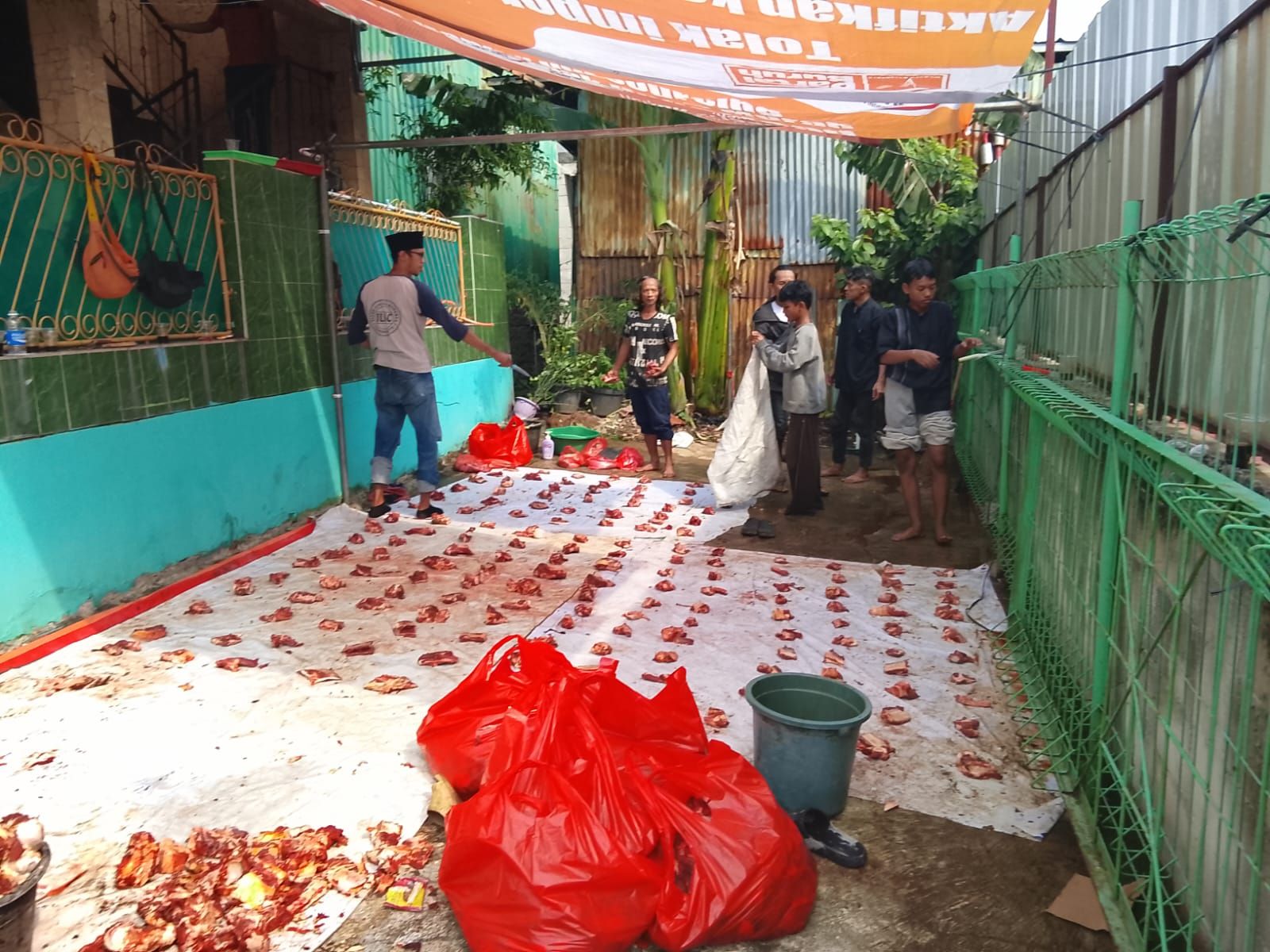 Daging ditata per porsi supaya pembagian merata dan mudah dihitung panitia.