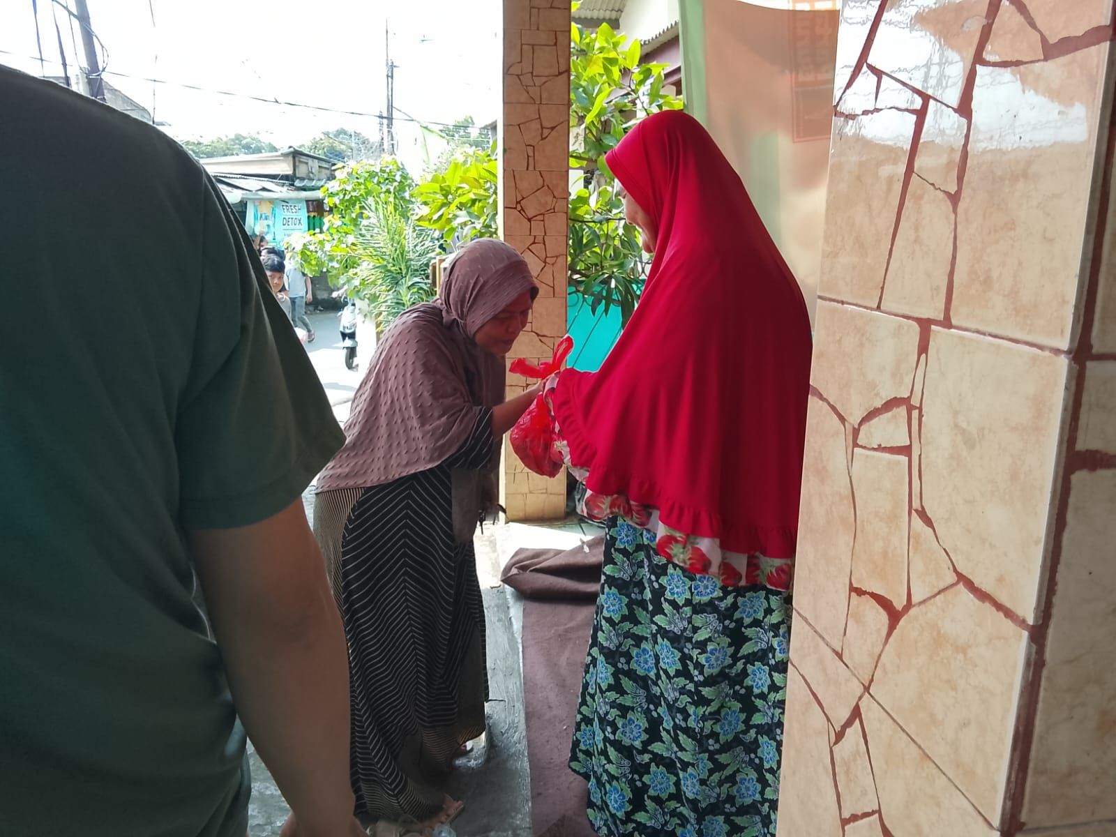 Paket untuk warga lanjut usia diantar dan diserahkan langsung.